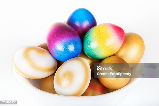 Huevos De Pascua En Un Tazón Foto de stock y más banco de imágenes de Acontecimiento - Acontecimiento, Alimento, Amarillo - Color