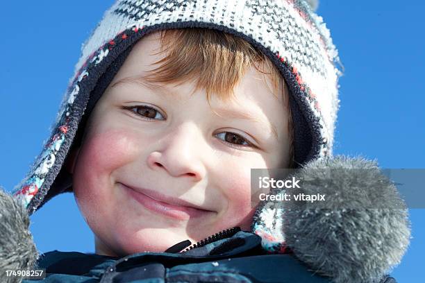 Retrato De Um Rapaz Contra O Céu Azul - Fotografias de stock e mais imagens de 4-5 Anos - 4-5 Anos, 6-7 Anos, Ao Ar Livre