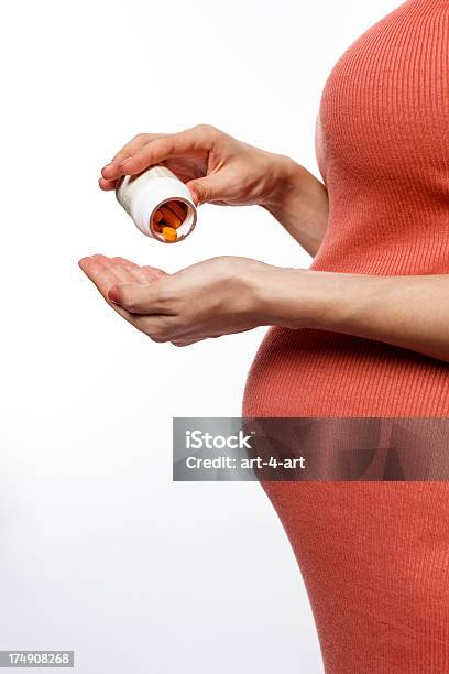 妊娠中の女性のための薬を飲む - 妊娠のストックフォトや画像を多数ご用意 - 妊娠, ビタミン類, 危険