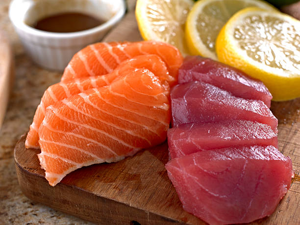 lachs und thunfisch-sashimi. - tuna raw portion prepared fish stock-fotos und bilder