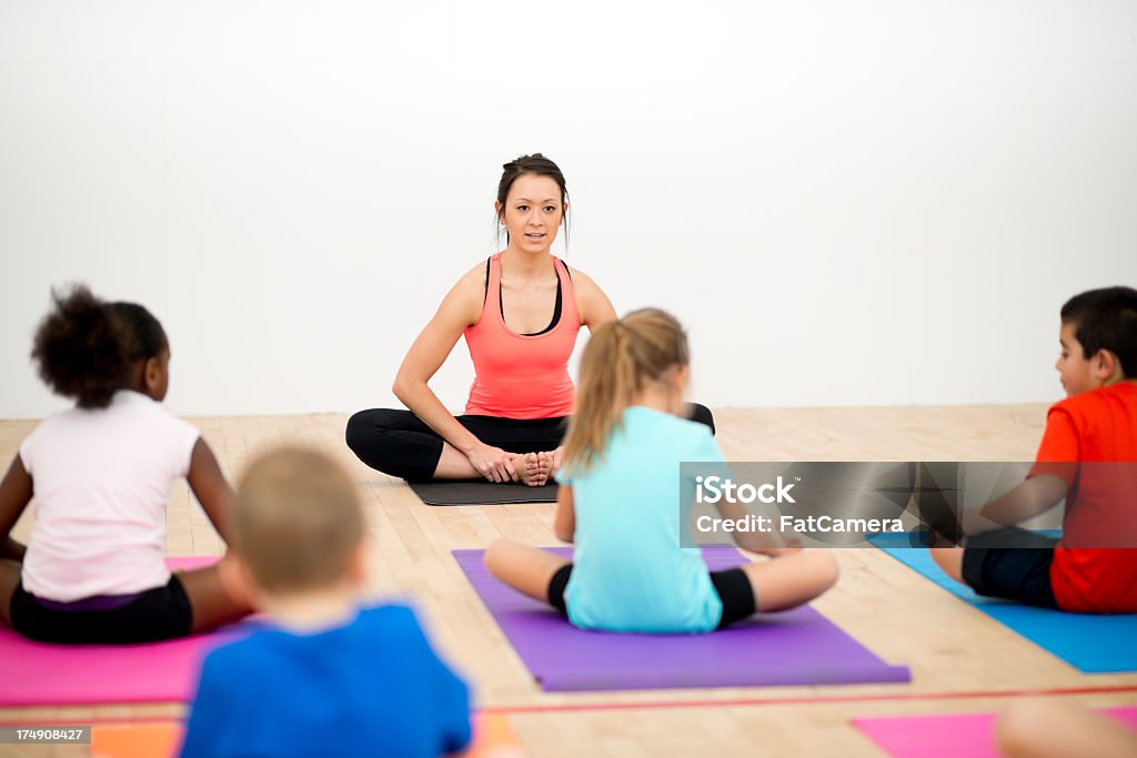 Yoga pour les enfants - Photo de 6-7 ans libre de droits