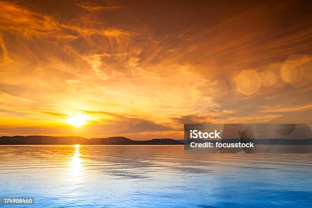 Tramonto Sopra Lacqua - Fotografie stock e altre immagini di Acqua - Acqua, Acqua stagnante, Alba - Crepuscolo