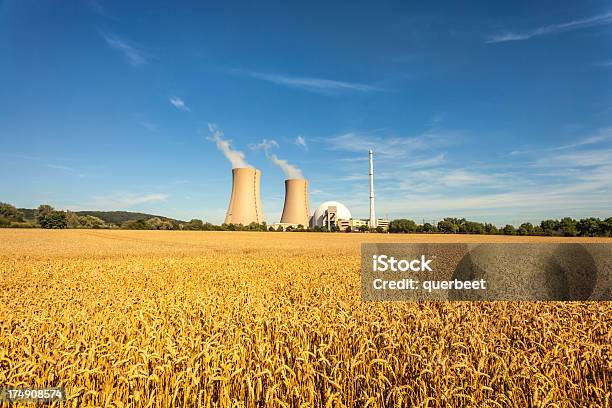 Atomkraftwerk In Wheat Field Stockfoto und mehr Bilder von AKW-Reaktorbereich - AKW-Reaktorbereich, Abgas, Atomkraftwerk