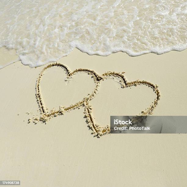 Amor Na Praia - Fotografias de stock e mais imagens de Símbolo do Coração - Símbolo do Coração, Areia, Dois Objetos