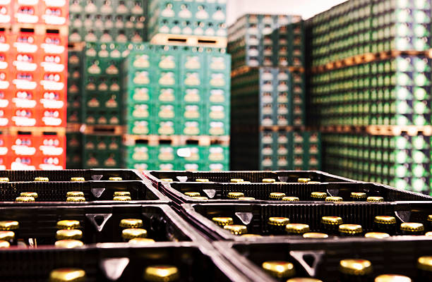 empilhadas caixas de cerveja - warehouse box crate storage room imagens e fotografias de stock