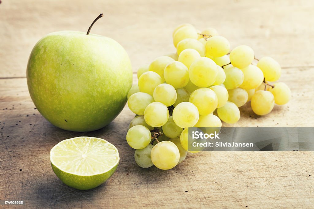 fruit raisin vert pomme limeon bois - Photo de Aliment libre de droits