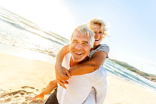 활동적임 신분증 - running cheerful outdoors senior couple 뉴스 사진 이미지