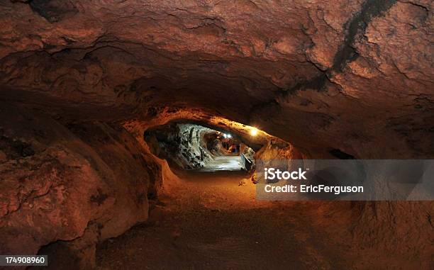 Пещера — стоковые фотографии и другие картинки Тоннель - Тоннель, Грот, Грязный