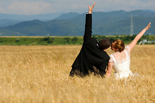 wolność - bride wedding freedom arms raised zdjęcia i obrazy z banku zdjęć