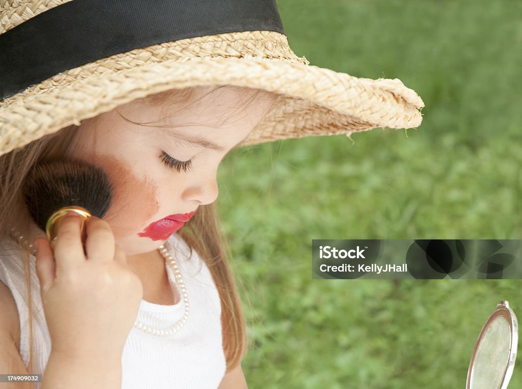 Petite fille faisant le maquillage - Photo de Beauté libre de droits