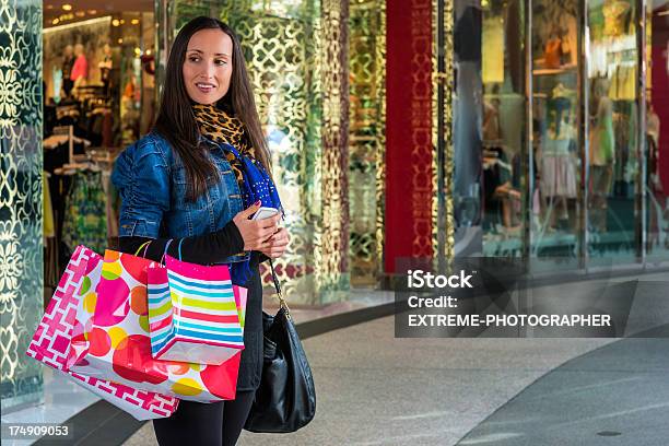 Para A Loja - Fotografias de stock e mais imagens de Adulto - Adulto, Alegria, Ao Ar Livre