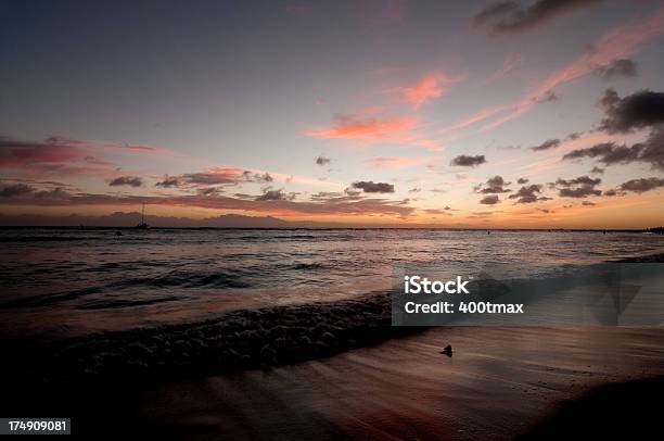 Photo libre de droit de Vivid Waikiki Au Coucher Du Soleil banque d'images et plus d'images libres de droit de Beauté de la nature - Beauté de la nature, Ciel menaçant, Coucher de soleil