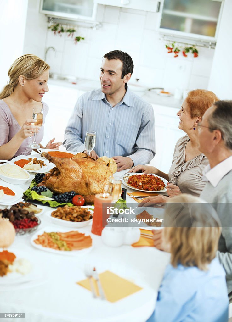 Famiglia alla cena tabella per il Giorno del Ringraziamento. - Foto stock royalty-free di Ringraziamento