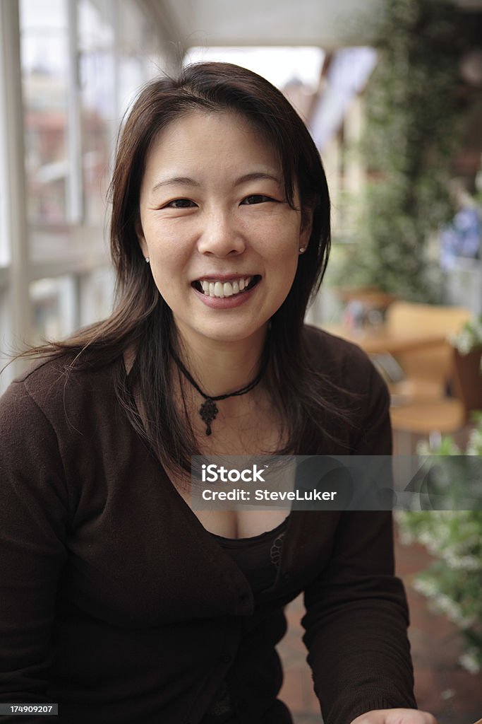 Gran sonrisa en una cafetería - Foto de stock de 30-39 años libre de derechos