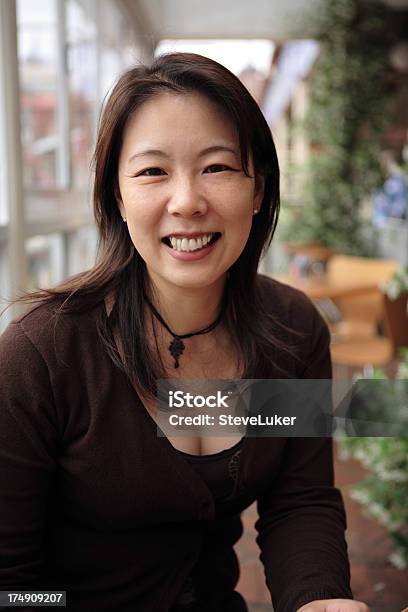 Gran Sonrisa En Una Cafetería Foto de stock y más banco de imágenes de 30-39 años - 30-39 años, Adulto, Adulto de mediana edad