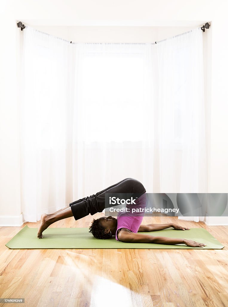 Yoga, Halasana o Aratro posizione - Foto stock royalty-free di Adulto