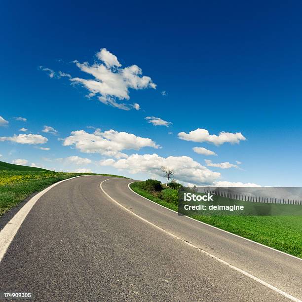 Strada Attraverso I Campi - Fotografie stock e altre immagini di Ambientazione esterna - Ambientazione esterna, Asfalto, Autostrada