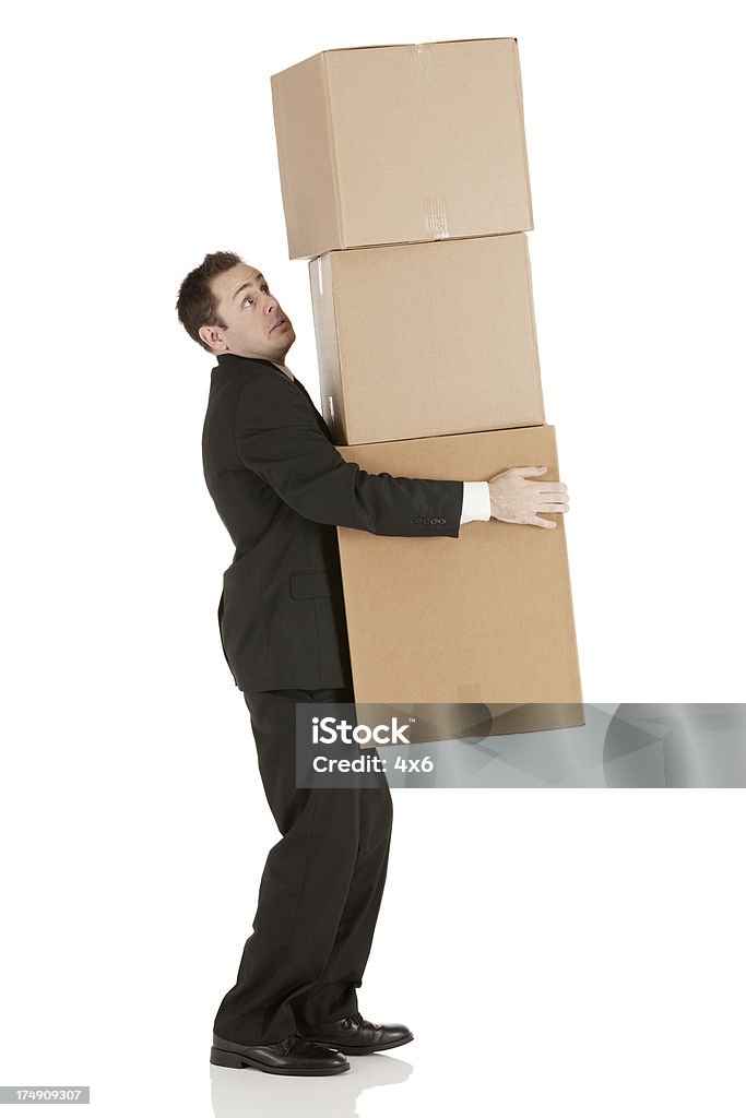 Uomo d'affari che trasportano scatole di cartone - Foto stock royalty-free di Abbigliamento elegante