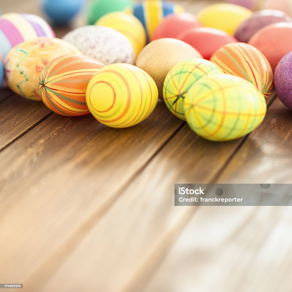 Verniciato colorato Uovo di Pasqua sullo sfondo in legno - Foto stock royalty-free di Close-up