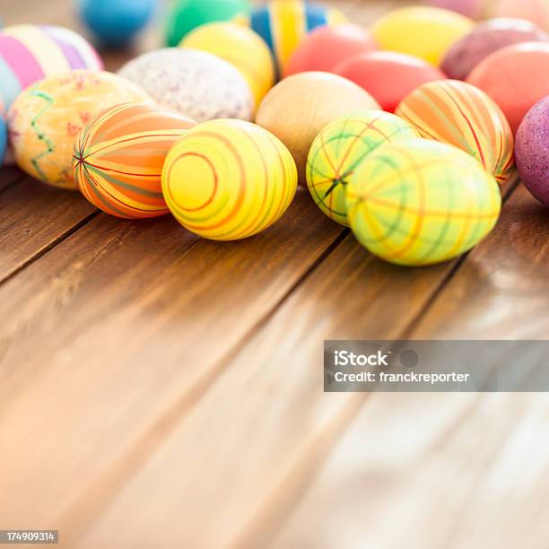 Verniciato Colorato Uovo Di Pasqua Sullo Sfondo In Legno - Fotografie stock e altre immagini di Close-up