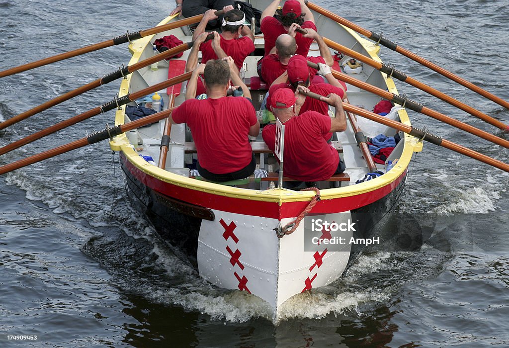 Rowing una barca insieme - Foto stock royalty-free di Canottaggio