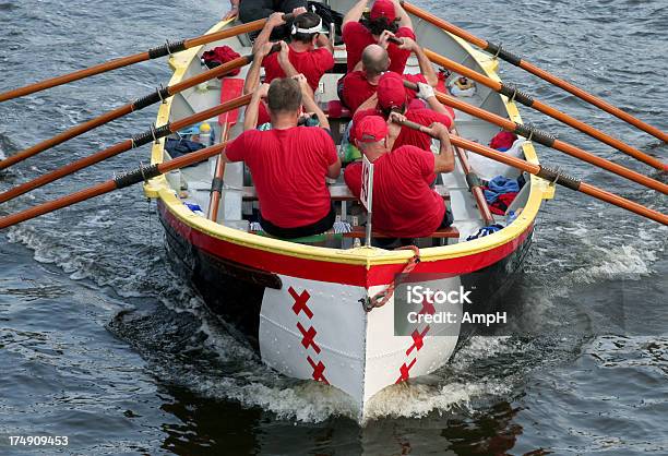 Rowing Una Barca Insieme - Fotografie stock e altre immagini di Canottaggio - Canottaggio, Lavoro di squadra, Remare