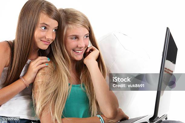 Dos Chicas Adolescentes Con Capacidad Para Computadora Portátil Foto de stock y más banco de imágenes de Actividades recreativas