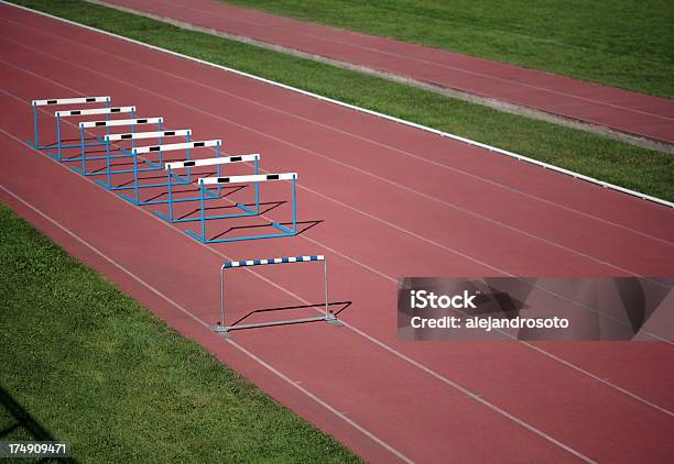 Atletismo Con Obstaculos - zdjęcia stockowe i więcej obrazów Bieg przez płotki - Bieg przez płotki, Płotek, Bieżnia