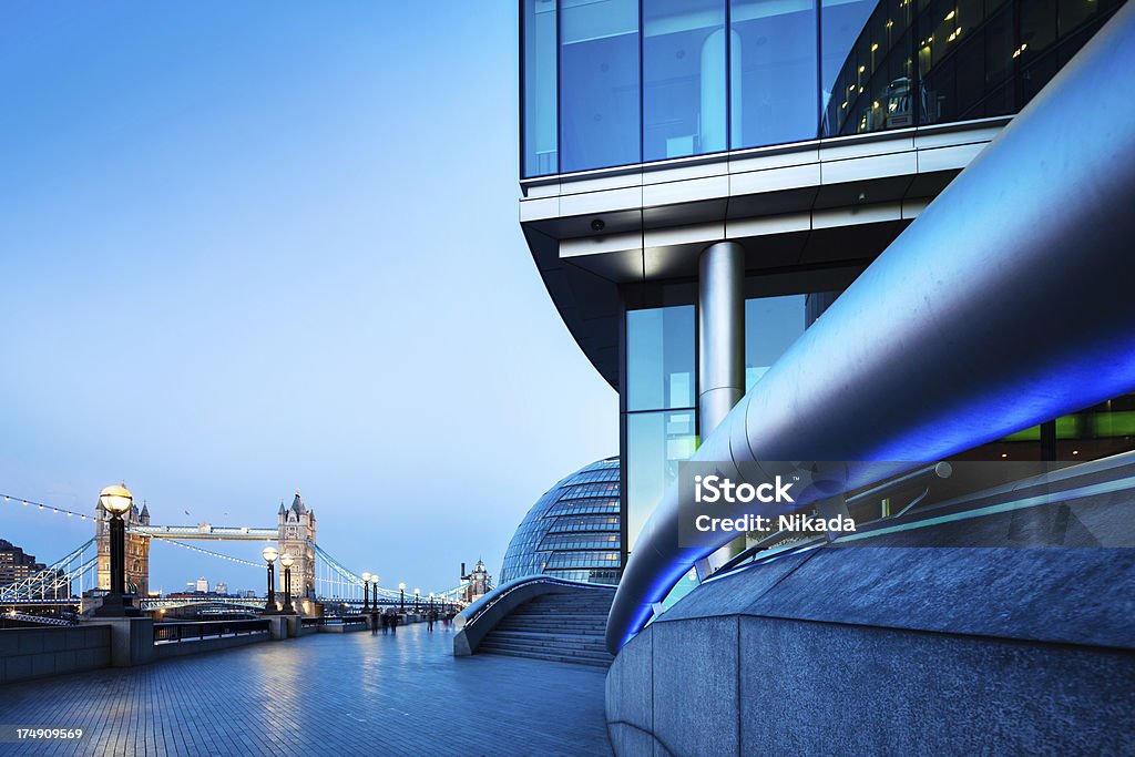 Tower bridge i Ratusz w Londynie - Zbiór zdjęć royalty-free (Anglia)