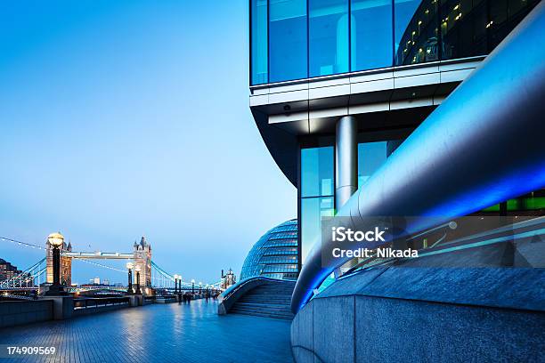 Tower Bridge I Ratusz W Londynie - zdjęcia stockowe i więcej obrazów Anglia - Anglia, Architektura, Bezchmurne niebo