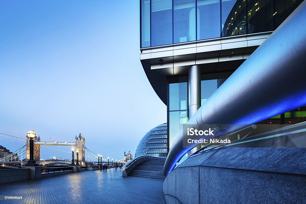 Tower bridge e city hall em Londres - Royalty-free Anoitecer Foto de stock