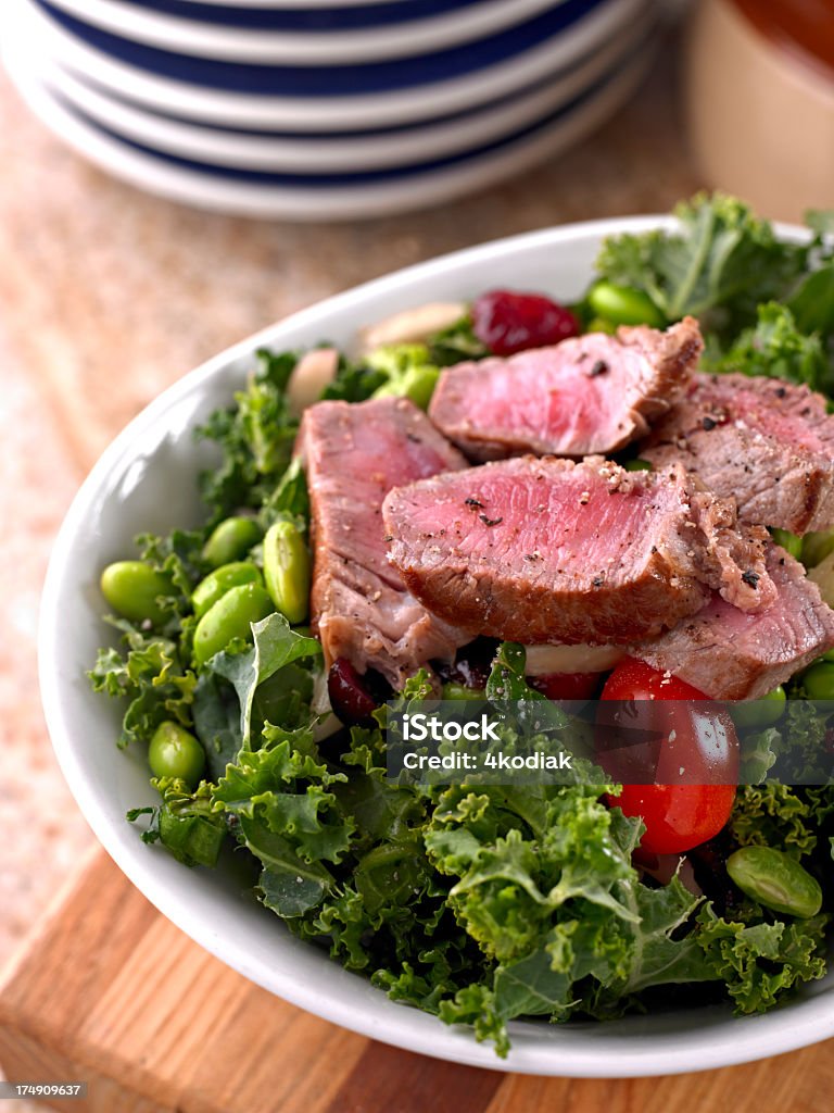 Salada fresca com carne assada. - Foto de stock de Alimentação Saudável royalty-free