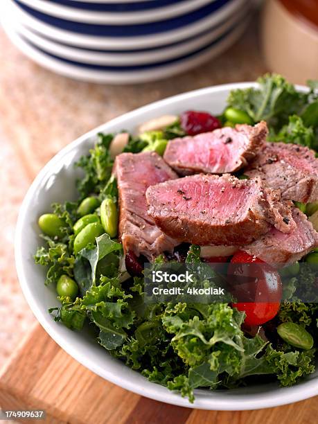 Foto de Salada Fresca Com Carne Assada e mais fotos de stock de Alimentação Saudável - Alimentação Saudável, Almoço, Antepasto