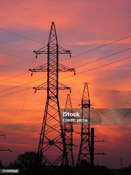 Foto de Electric Towers E Cabos No Verão O Pôrdosol e mais fotos de stock de Alto - Descrição Geral - Alto - Descrição Geral, Arame, Cabo