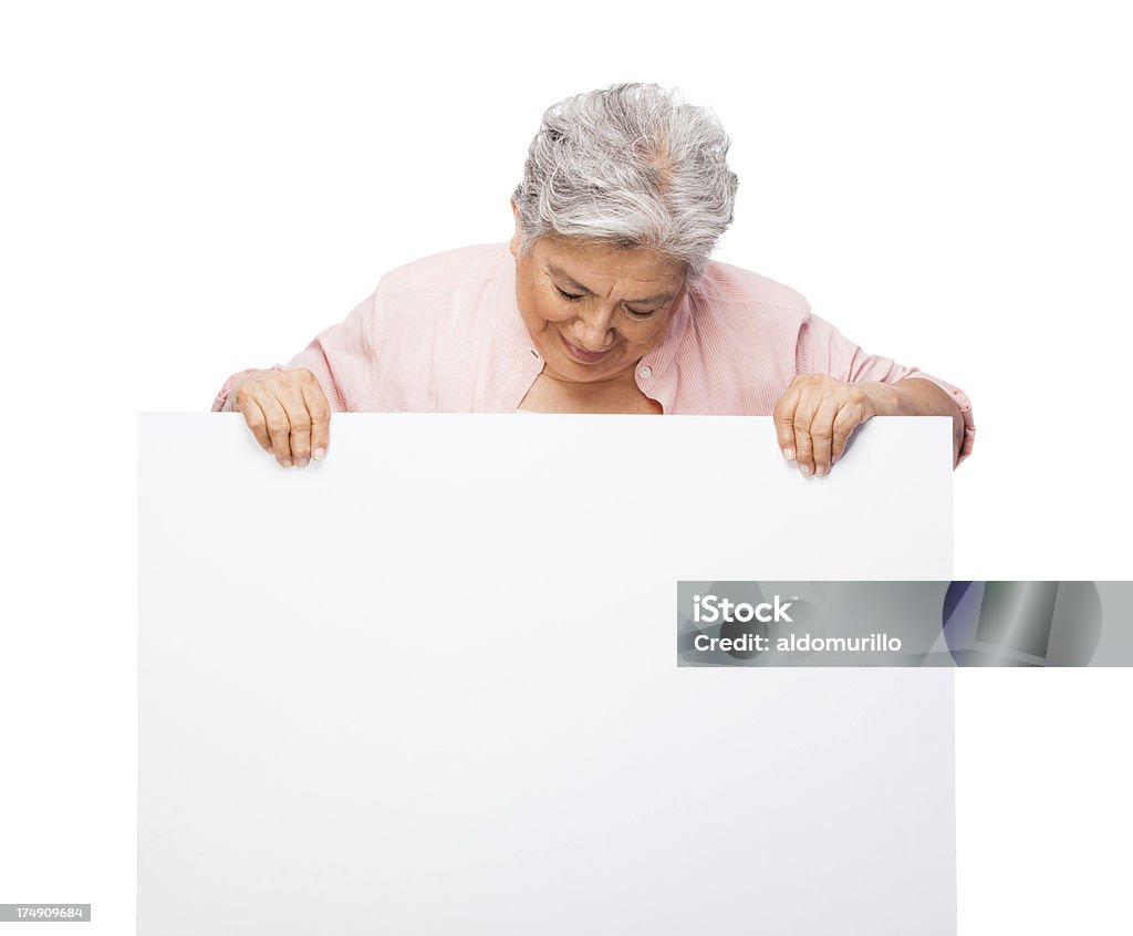 Старший женщина, глядя на пустой знак - Стоковые фото 70-79 лет роялти-фри