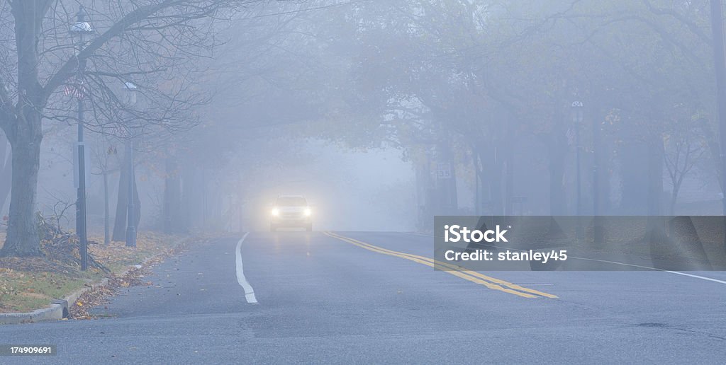 Ciudad pequeña comunidad de la autopista en la niebla - Foto de stock de Coche libre de derechos