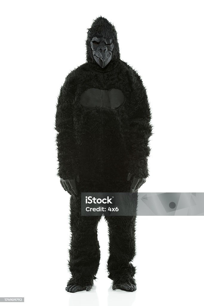 Homme en costume de gorille stading - Photo de Être debout libre de droits