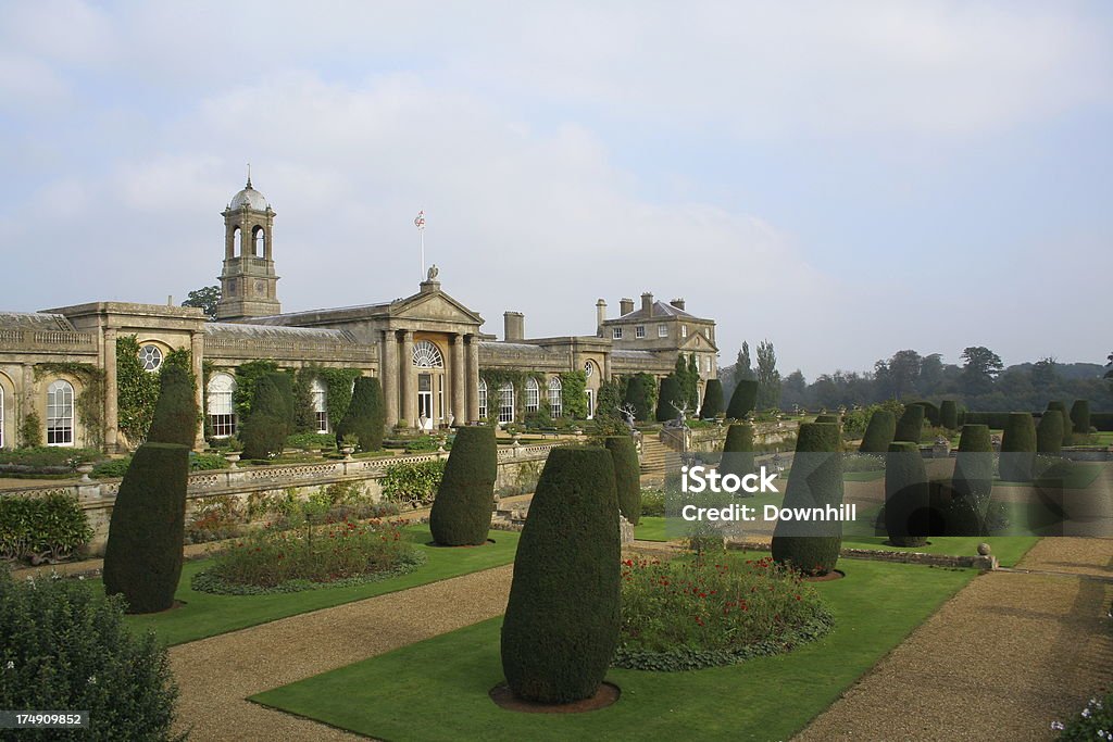 La histórica casa inglesa y los jardines - Foto de stock de Bowood House libre de derechos