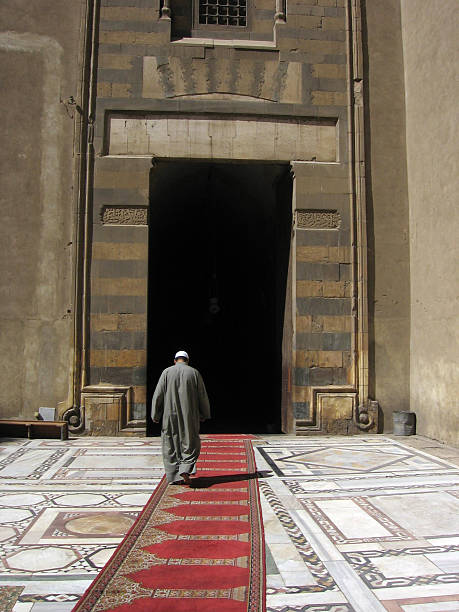 muçulmanos na mesquita - cairo mosque koran islam imagens e fotografias de stock