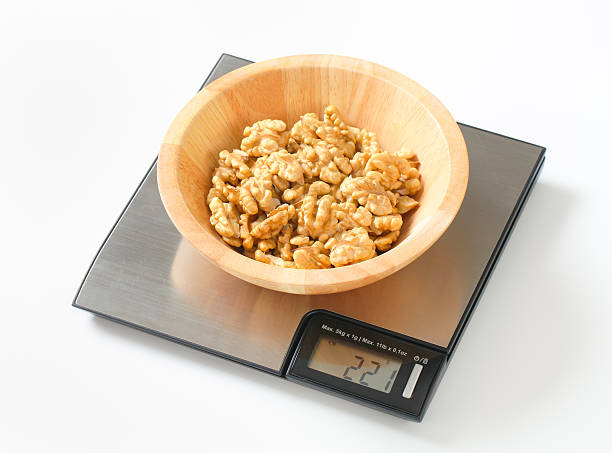 ボウルのクルミ、デジタルスケール - serving size weight scale scale food ストックフォトと画像