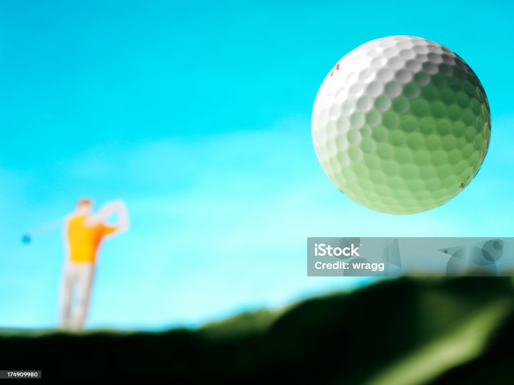 Golfschwung mit einem weißen Ball - Lizenzfrei Abschlagen Stock-Foto
