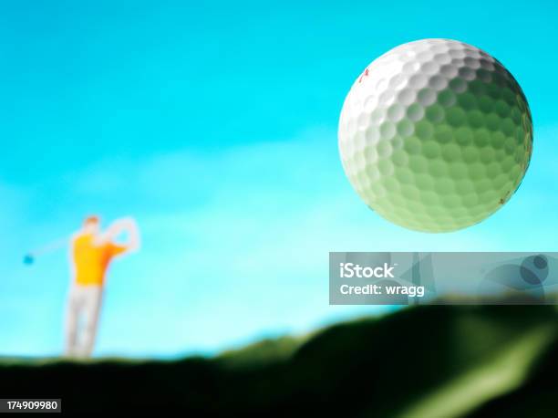 Golfschwung Mit Einem Weißen Ball Stockfoto und mehr Bilder von Abschlagen - Abschlagen, Bildschärfe, Blau