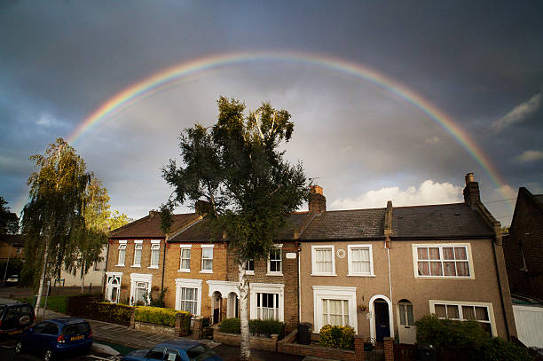 arcobaleno sopra london street - london in the rain foto e immagini stock