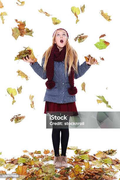 Excitación Chica Joven Jugando Con Hojas De Otoño Sobre Blanco Foto de stock y más banco de imágenes de Hoja