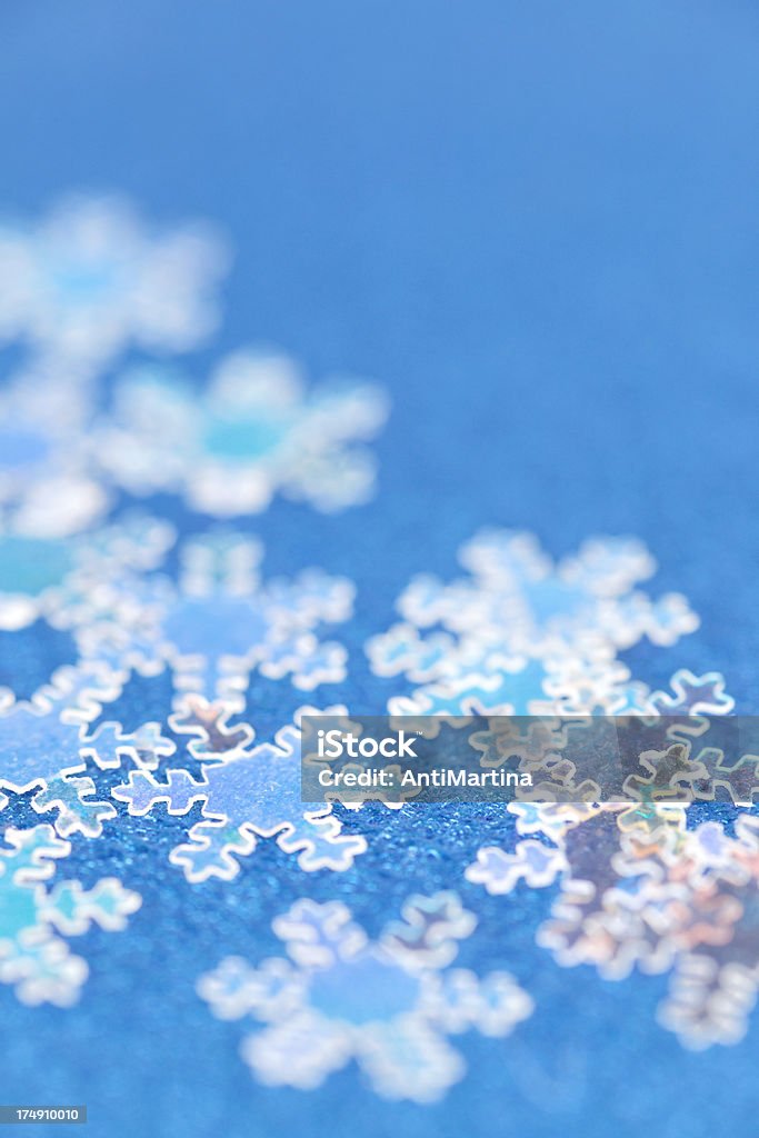 Gros plan de flocons de neige sur la surface bleu - Photo de Blanc libre de droits