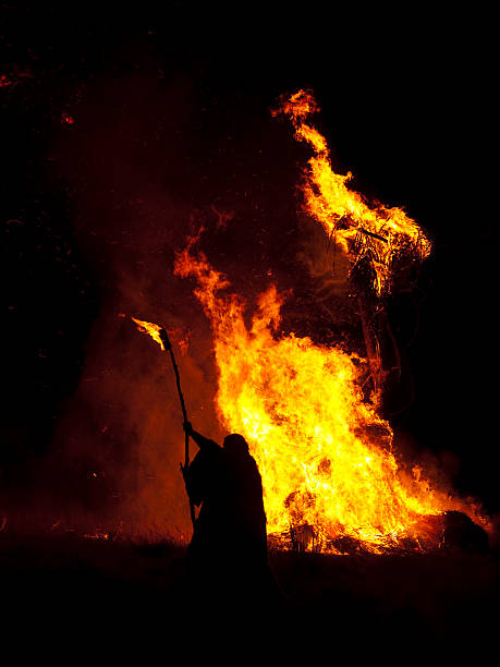 bruciare il wickerman - celtic culture paganism men fire foto e immagini stock