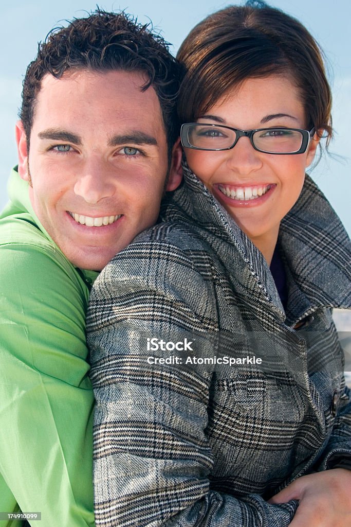 Foto de una pareja joven sonriente - Foto de stock de Abrazar libre de derechos
