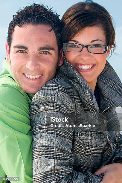 Amoroso Casal Jovem Sorridente - Fotografias de stock e mais imagens de Abraçar - Abraçar, Adolescente, Adolescência