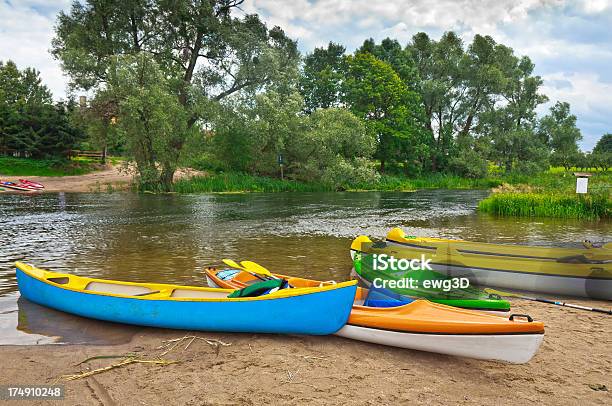 Kayak Sul Fiume Krutynia Polonia - Fotografie stock e altre immagini di Kayak - Kayak, Acqua, Albero