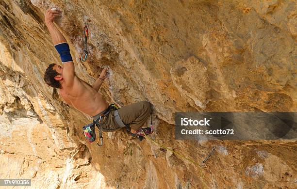 Rockclimber Macho Foto de stock y más banco de imágenes de Acantilado - Acantilado, Actividad, Actividades recreativas